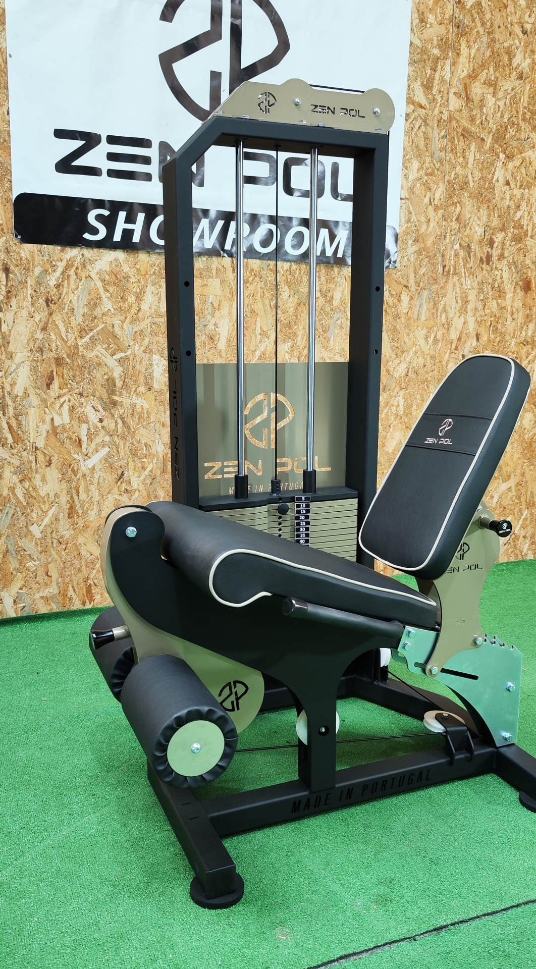 máquina de exercício Zen Pol com assento preto e estrutura metálica em exposição