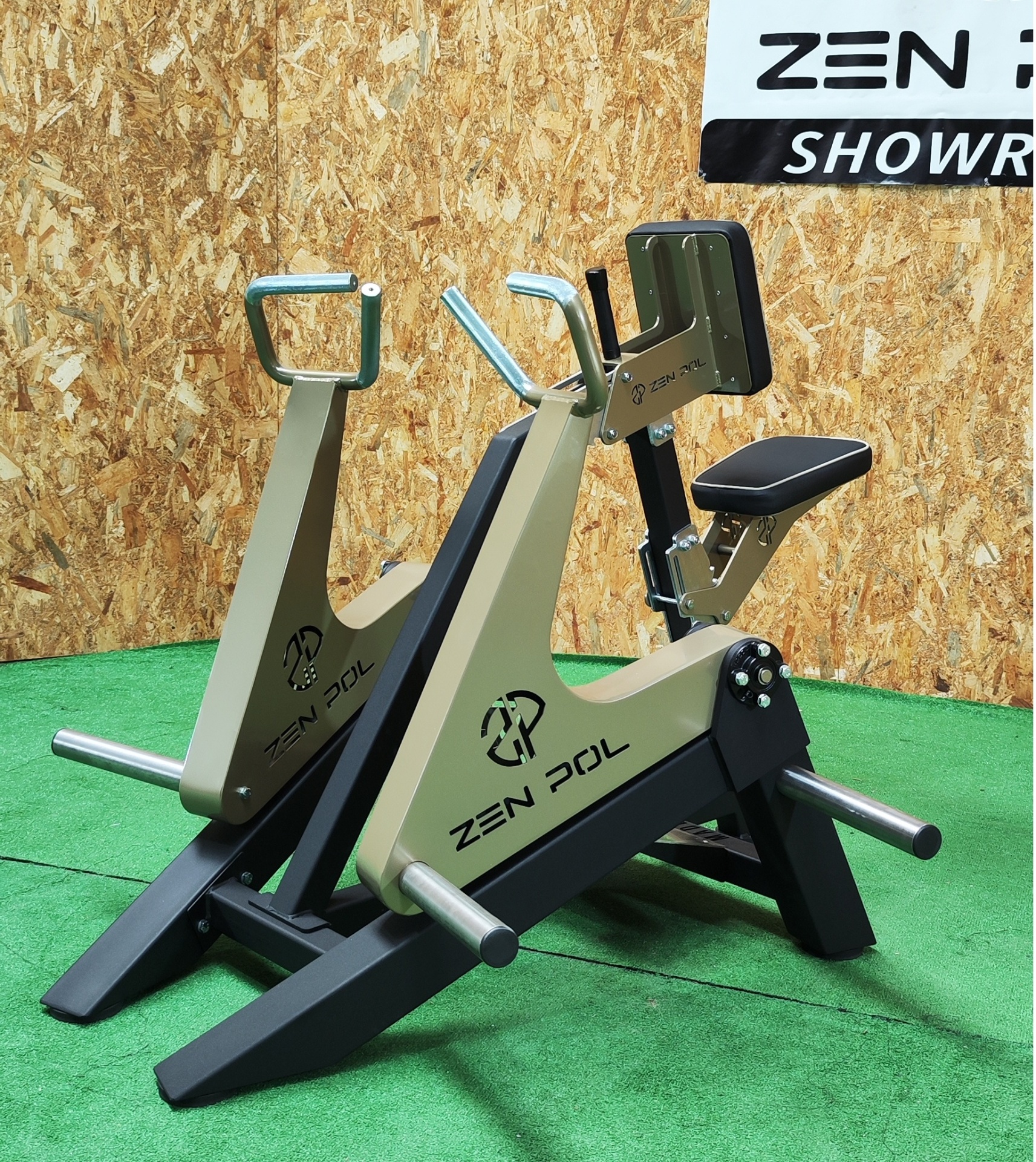 Equipamento de exercício ZEN POL para treino de costas em piso verde com parede de madeira ao fundo