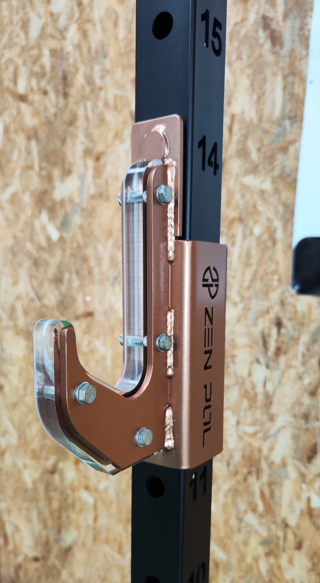 Gancho metálico bronze com policarbonato preso a estrutura preta numerada