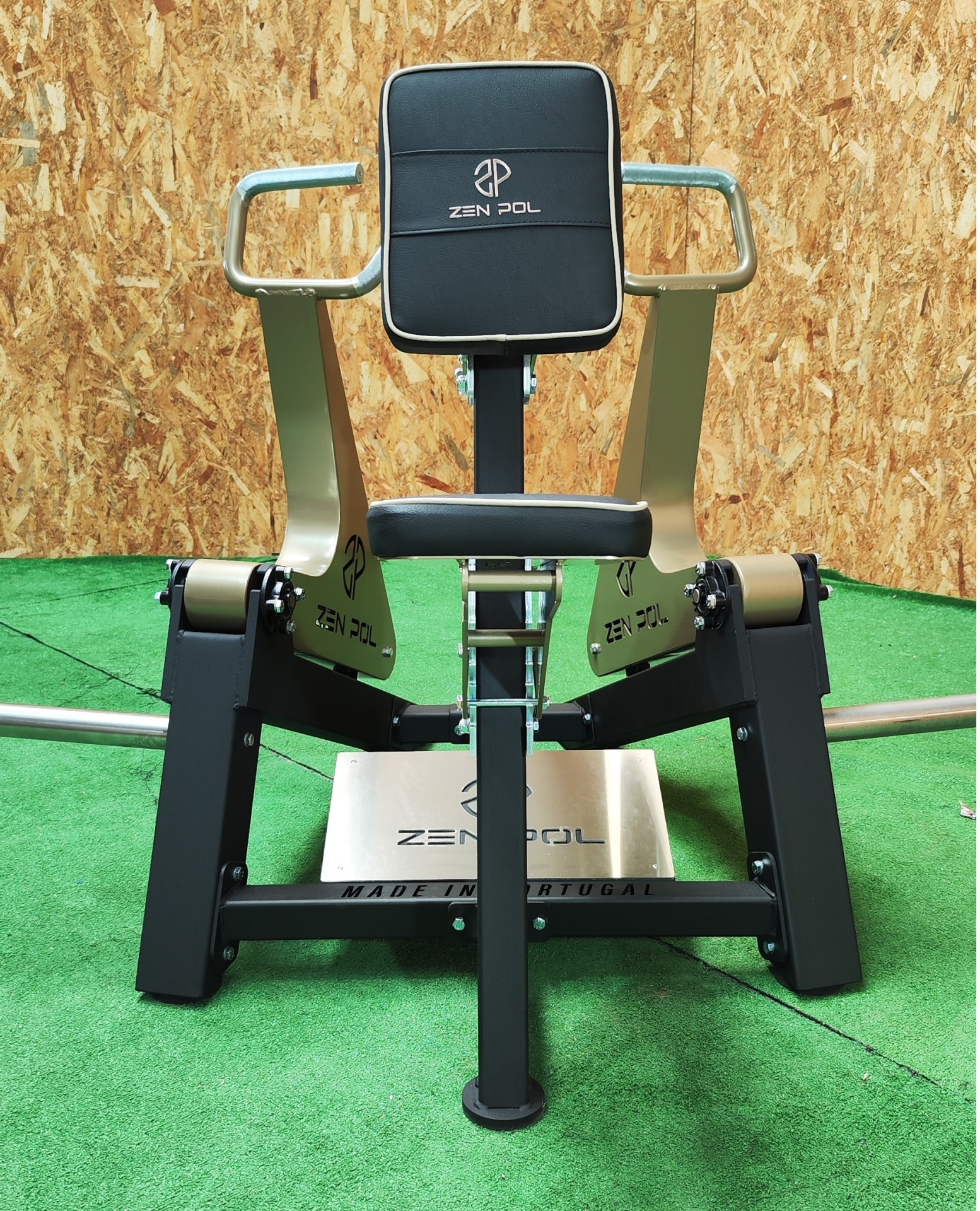 equipamento de treino de musculação preto e dourado com assento e encosto pretos