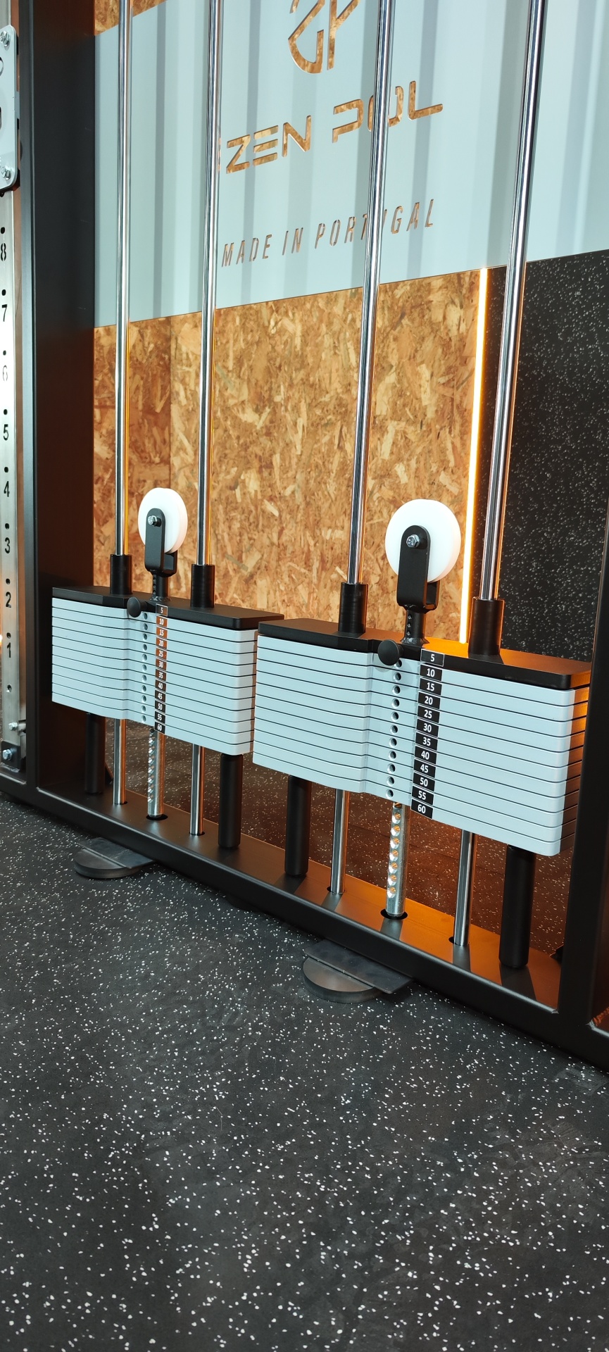 Bloco de pesos metálicos para máquina de exercício com texto ZEN SOUL MADE IN PORTUGAL