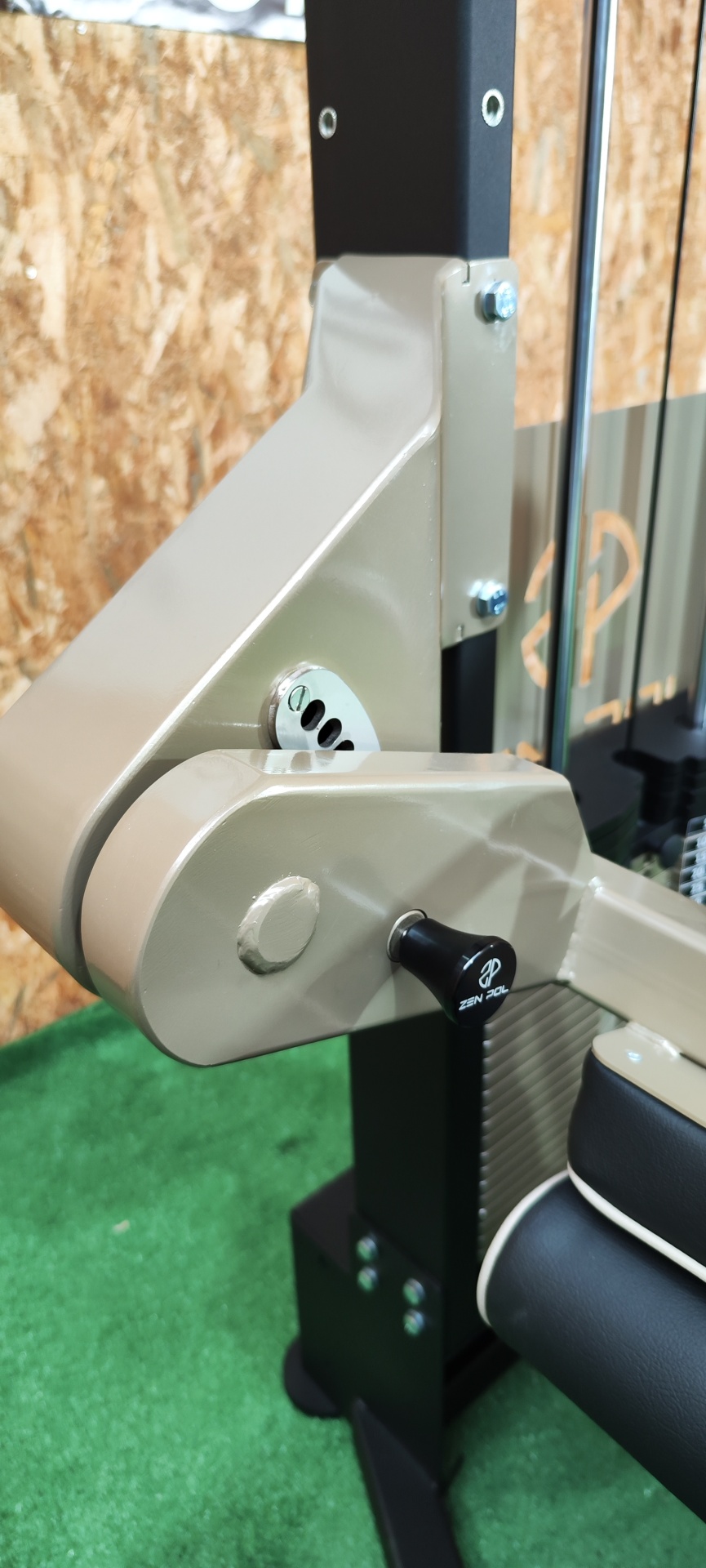 Equipamento de ginásio metálico cinza e preto com alavanca ajustável e assento preto com relevo branco