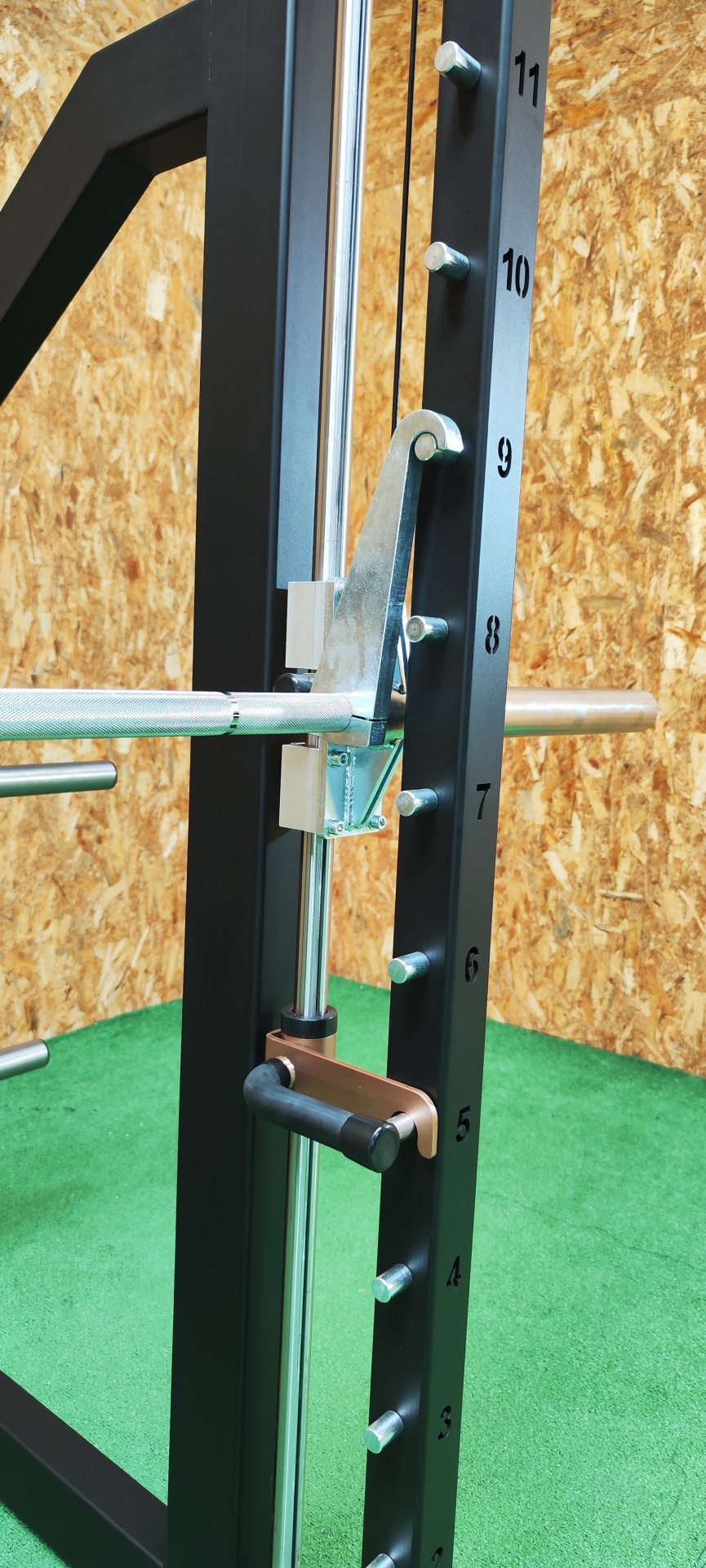 Equipamento de musculação com barras metálicas e marcações numéricas