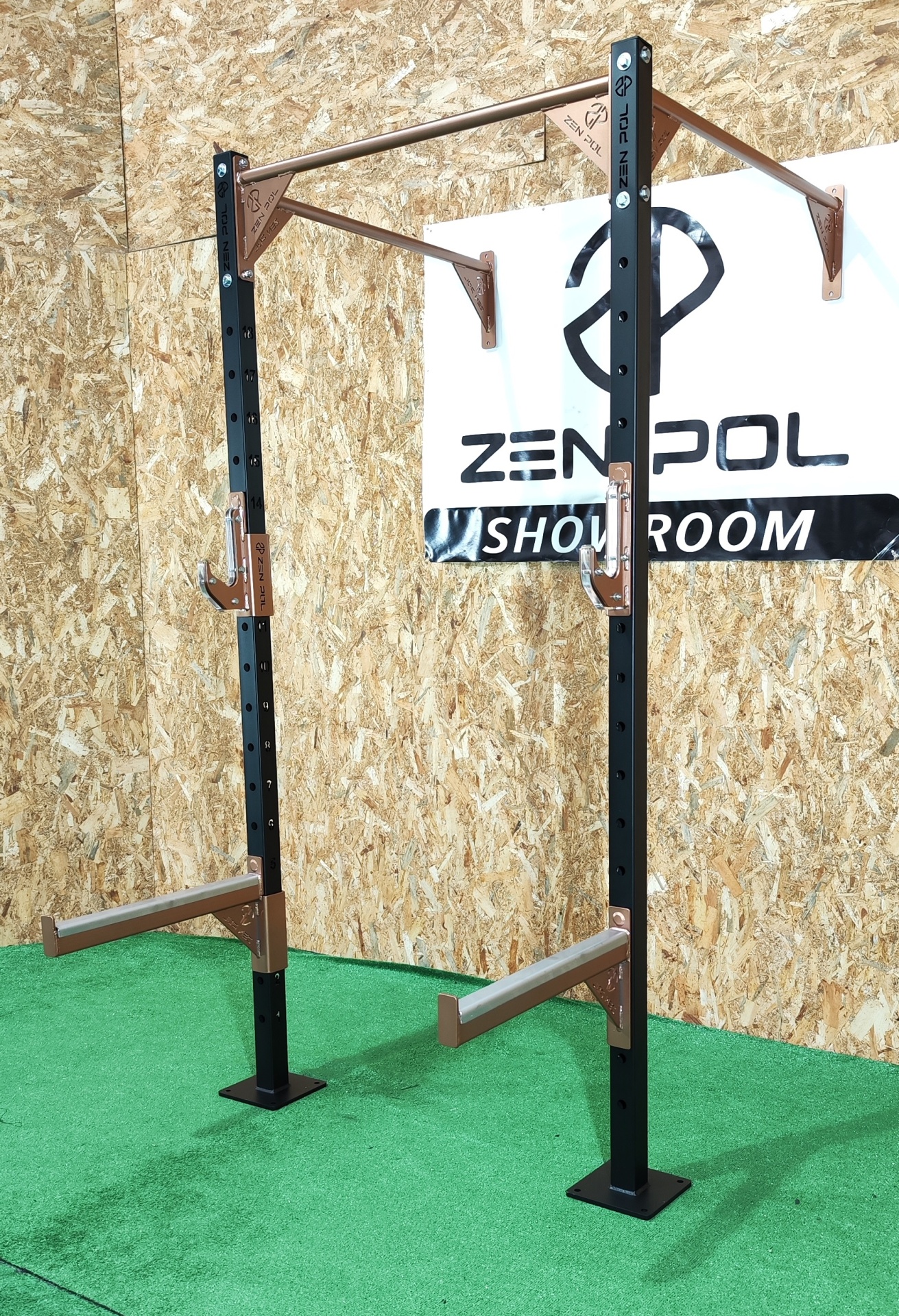 Estrutura metálica para treino com barras horizontais em espaço interior com tapete verde