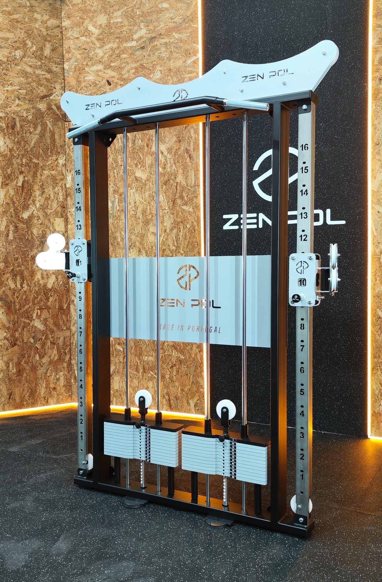 Máquina de treino multifuncional preta e cinzenta ZEN POL em ginásio