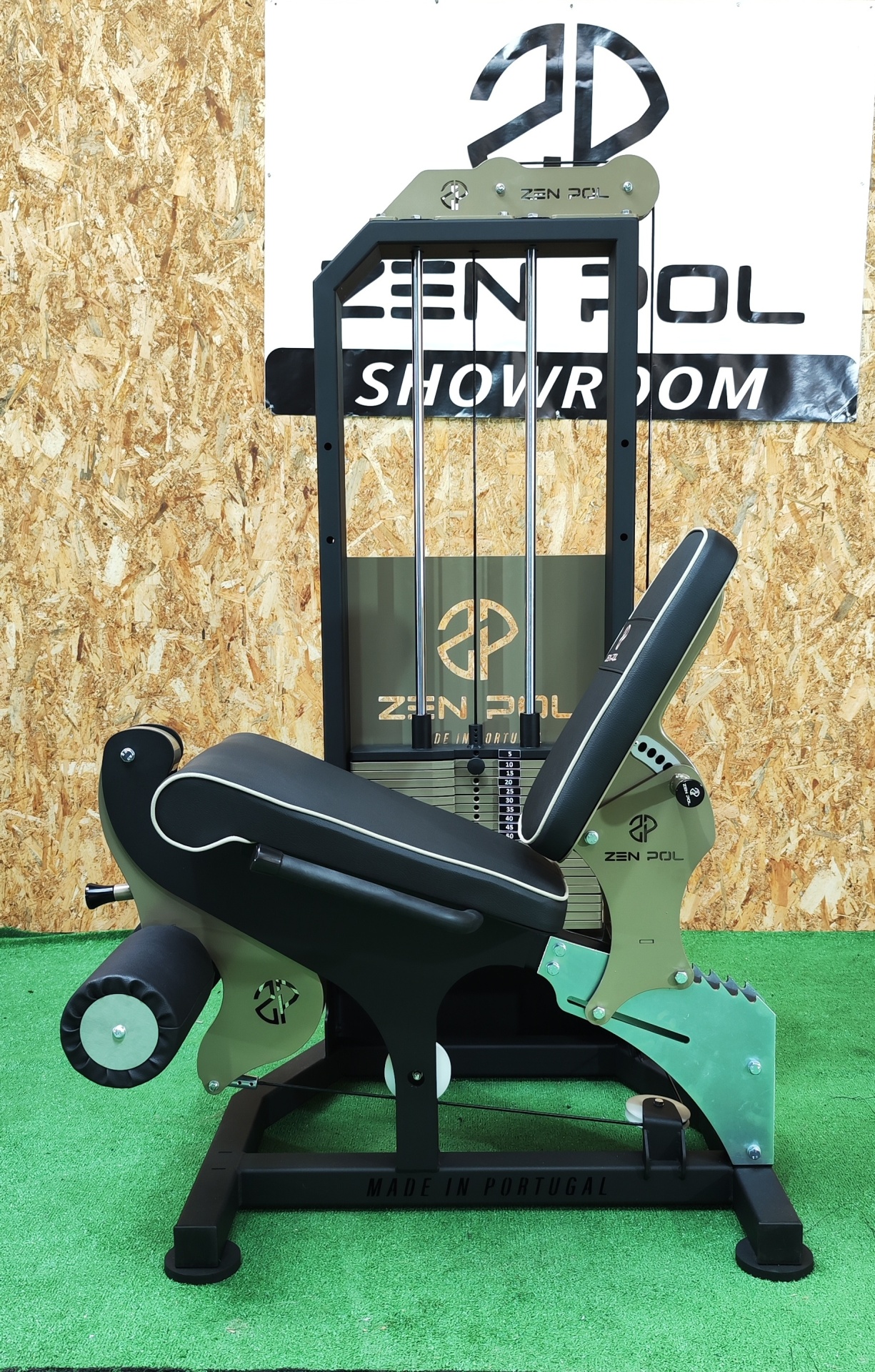 Máquina de ginásio com estofos pretos e estrutura metálica verde e preta