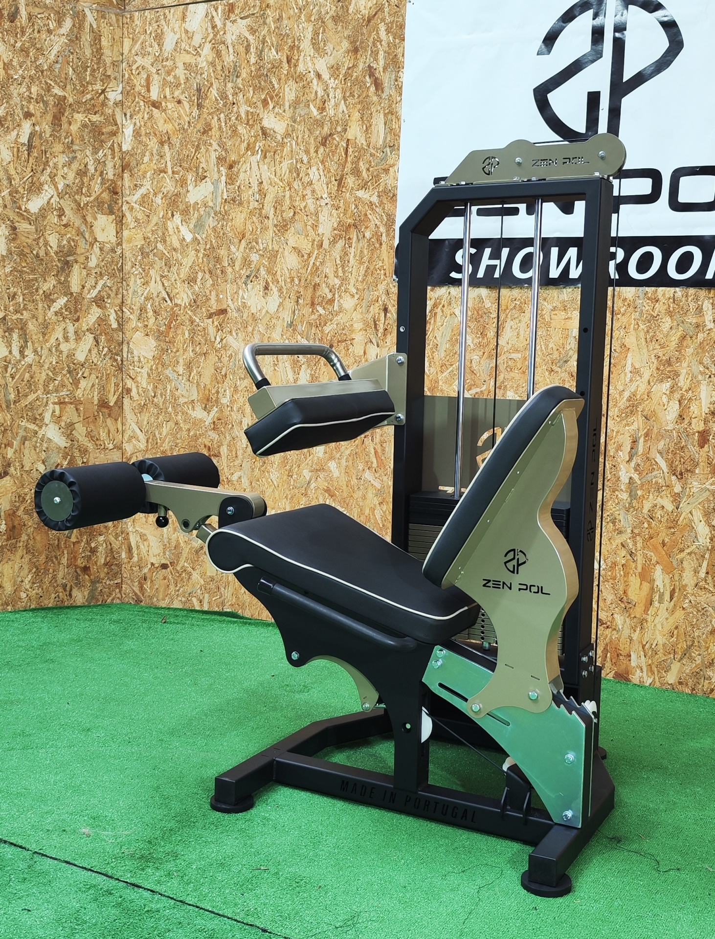 Aparelho de ginásio preto e prateado com assento almofadado preto