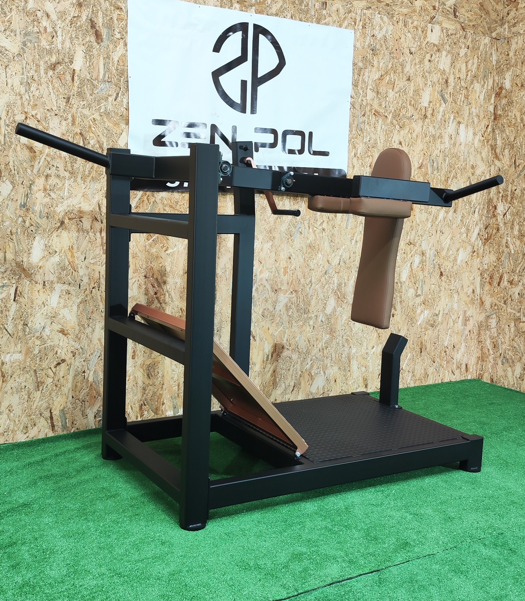 Máquina de exercício com estrutura metálica preta, almofadas castanhas e rampa inclinada de madeira