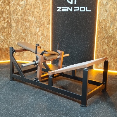 Equipamento de ginásio Zen Pol com estrutura metálica preta e estofos bege em ambiente de treino interior