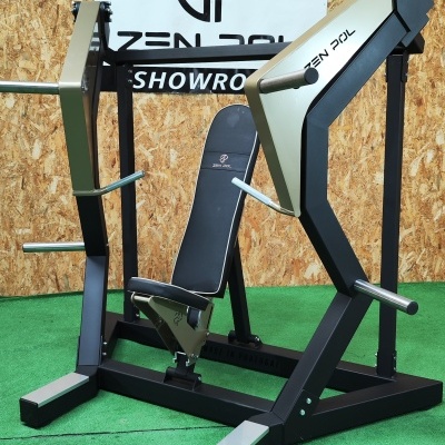 Máquina de levantamento de peso preta com detalhes dourados e banco ajustável preto