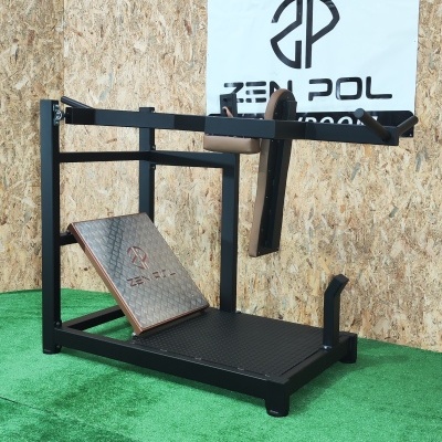 Aparelho de musculação preto com encosto castanho e logótipo Zenpol