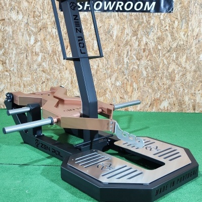 Equipamento de treino de força Zen Pol com base preta e estrutura castanha sobre piso verde