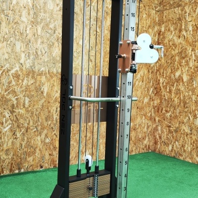 máquina de exercícios em metal e madeira com cordas e barra