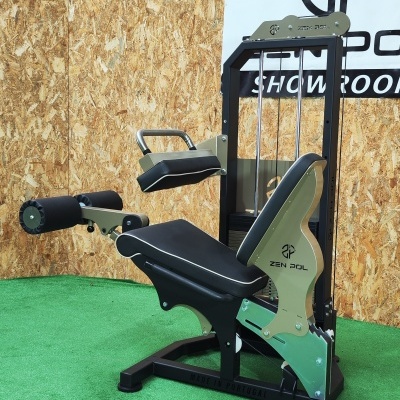 Aparelho de ginásio preto e prateado com assento almofadado preto