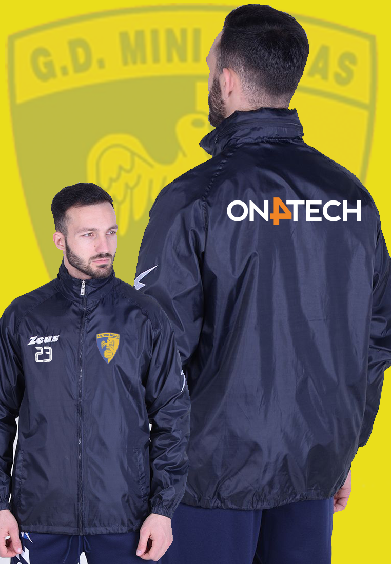 Casaco desportivo preto com logotipos e número, modelo masculino