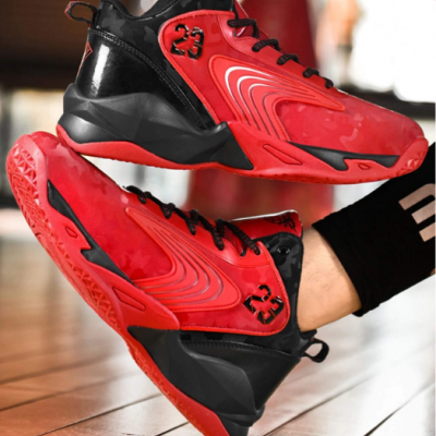 Tênis desportivo vermelhos e pretos com detalhes em relevo e número 23