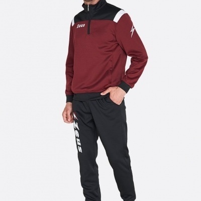Conjunto desportivo bordeaux e preto com logo ZEUS na perna esquerda.