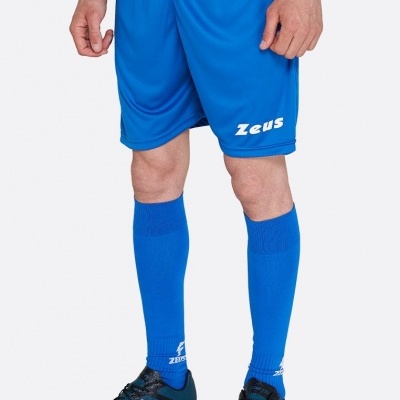 Calças curtas azuis desportivas com logótipos Zeus e sapatilhas azuis escuras