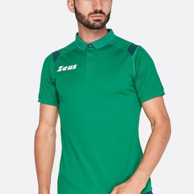 Polo verde com texto Zeus, usado por homem, fundo branco