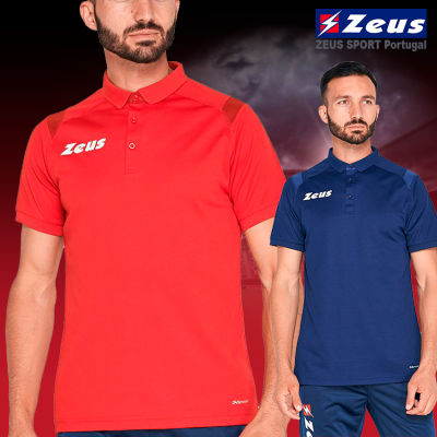 Duas polos desportivas Zeus, uma vermelha e outra azul, com logotipo branco, cenário de céu nublado