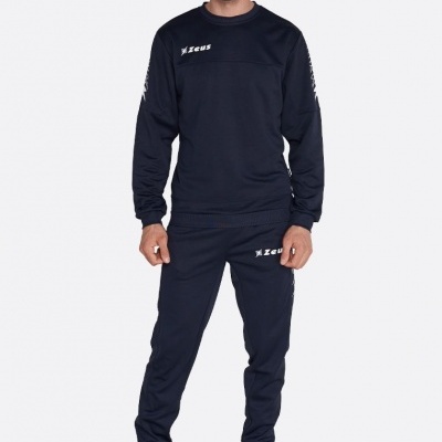 Homem com fato de treino azul-escuro Zeus e sapatilhas azuis em fundo branco