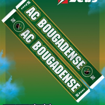Cachecol verde com texto AC BOUGADENSE e logotipos da marca Zeus e clube