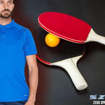 Polo azul Zeus com raquetes de ténis de mesa vermelha e preta e bola laranja