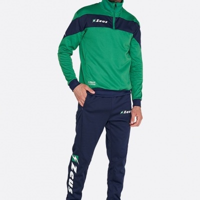 Homem com conjunto desportivo verde e azul escuro da marca Zeus sobre fundo branco