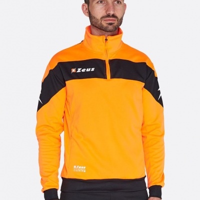 Homem com parka desportiva laranja com faixa preta e calças pretas, ambas com logótipos Zeus