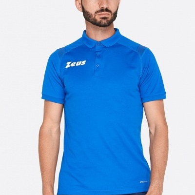 Homem com polo azul Zeus em fundo branco