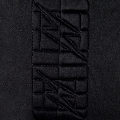 Tecido preto com padrão acolchoado geométrico