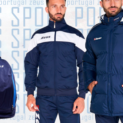 Homens com fatos desportivos azuis e mochila azul com logotipo Zeus