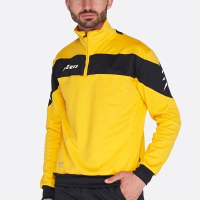 Homem com roupa desportiva amarela e preta com logótipo Zeus