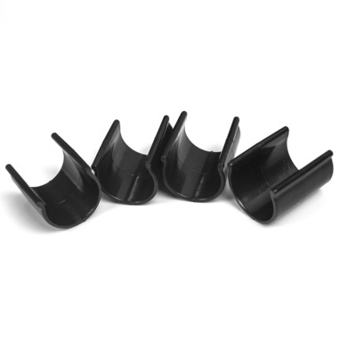 Proteções de plástico preto curvadas para cantos num fundo branco