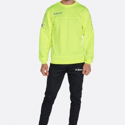 Homem com roupa desportiva amarela e preta com marca ZEUS em fundo branco