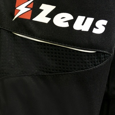 Vestimenta desportiva preta com texto Zeus e logotipo de raio
