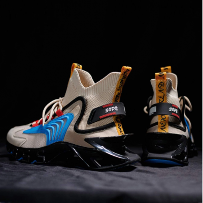 Ténis desportivos bege com detalhes azuis, pretos e laranja sobre fundo negro