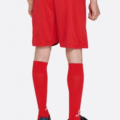 Pessoa de costas com roupa e calçado desportivo vermelho e azul