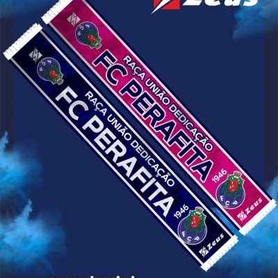 Duas cachecóis FC Perafita azul escuro e rosa com texto e logotipos sobre fundo azul