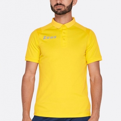 Homem com polo amarela Zeus e calças escuras