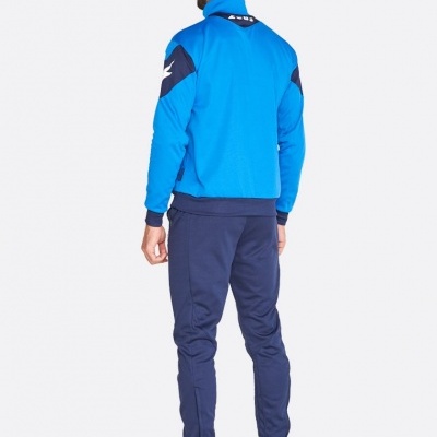 Homem de costas a usar conjunto desportivo azul e azul escuro