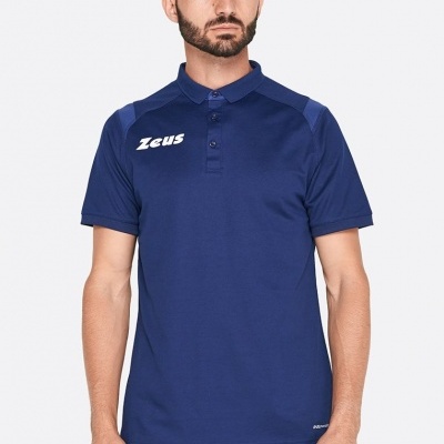 Polo azul escuro com logótipo Zeus e botões, homem de barba