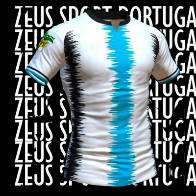 Camisola desportiva branca com riscas azuis e pretas e logótipo na manga