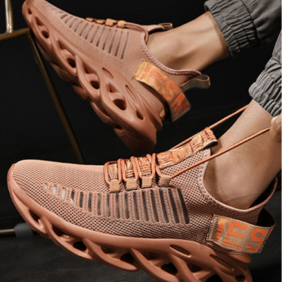 Ténis desportivos cor de rosa salmão com sola recortada e fita elástica com texto YES