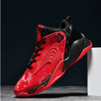 Ténis desportivos vermelhos e pretos com padrão camouflage e número 23 na lateral