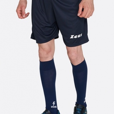 Calções desportivos pretos com texto Zeus, meias azul-escuras e sapatilhas azuis