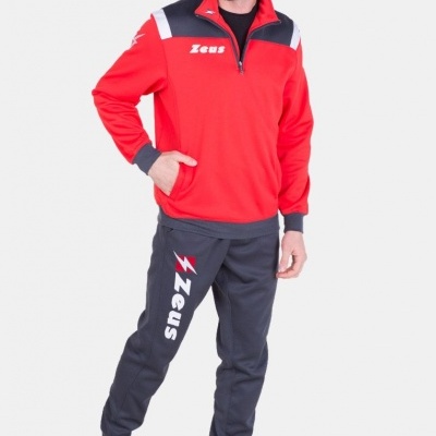 Homem com conjunto desportivo vermelho e cinzento Zeus